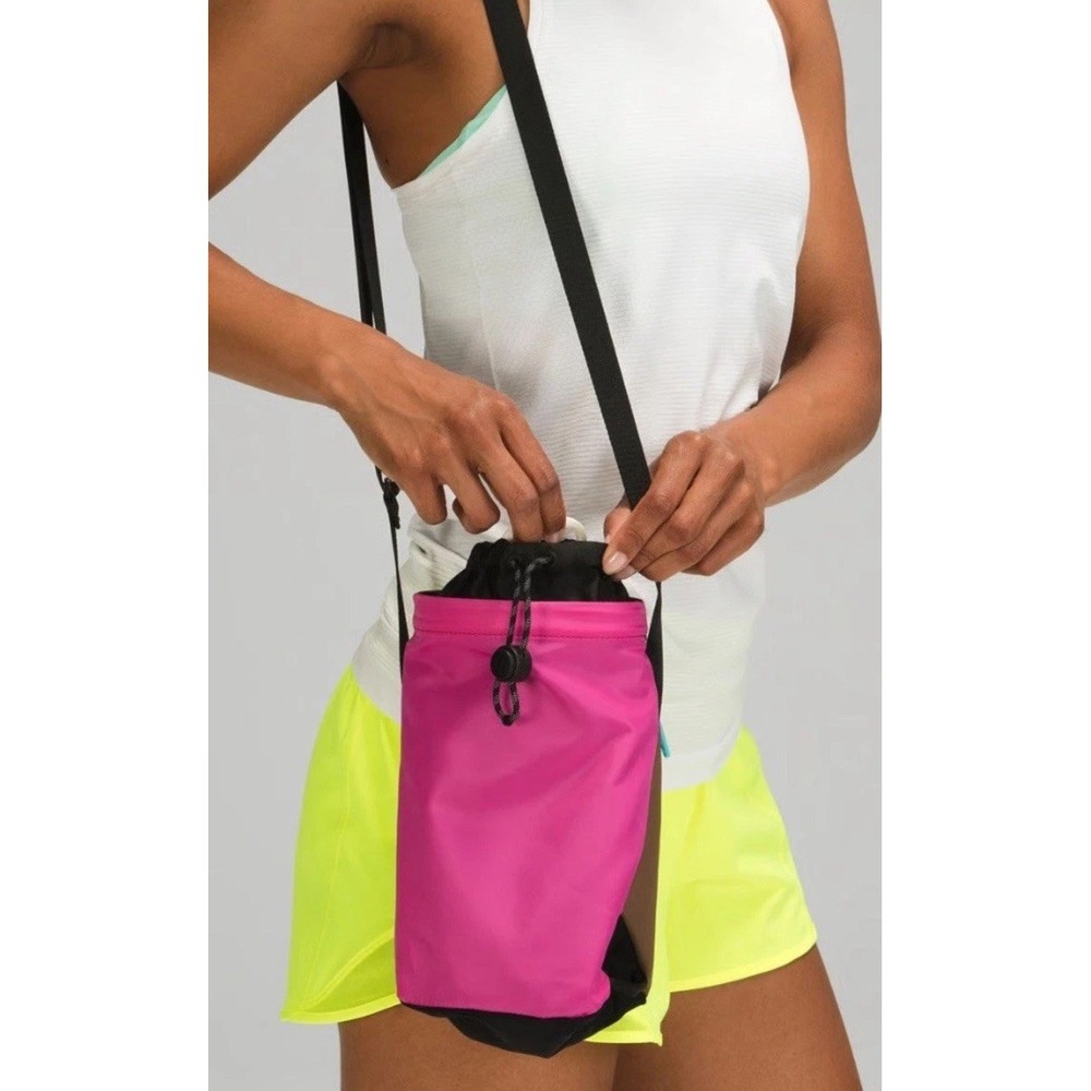 🍋NWT Lululemon Water Bottle Crossbody 2.5L Cinch Bag O/S SONIC PINK CACAO BLACK